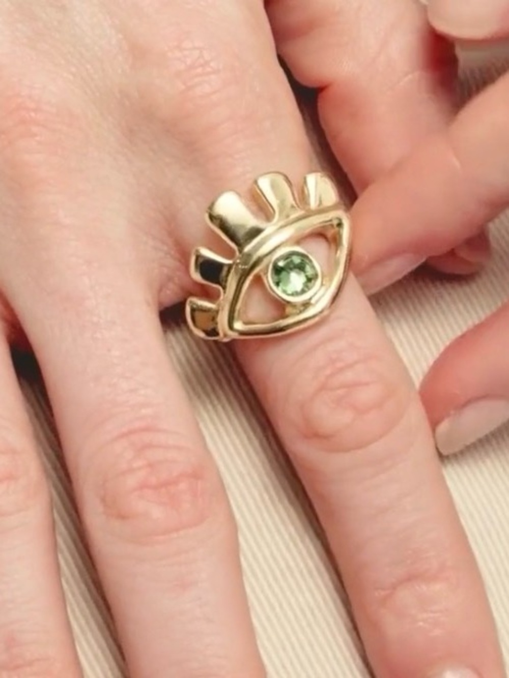 Uno de 50 eye shaped gold ring